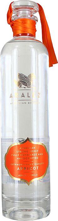 Strong alcoholic apricot drink "Aralez" 0.7l